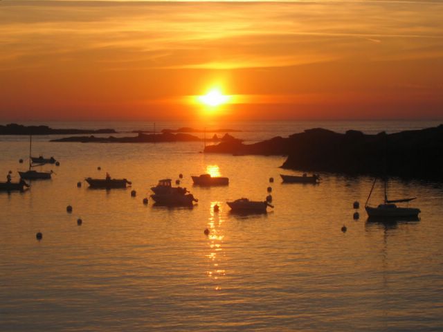 coucher de soleil sur la plage de Trégastel